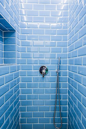 Restauration douche avec carrelage bleu mural, photo apr&egrave;s transformation