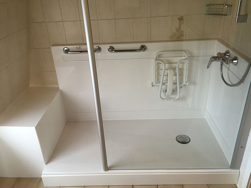 Ancien bain adapt&eacute; en douche accessible